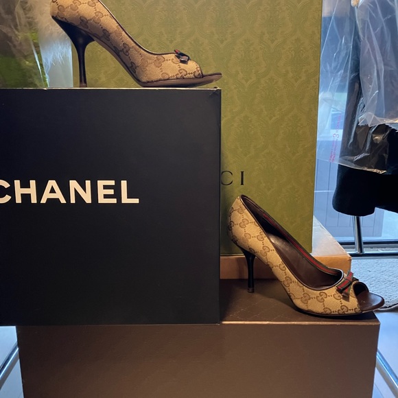 Gucci ! Worn once broken ankle . 8 B classic as u can get $350 - Picture 3 of 11